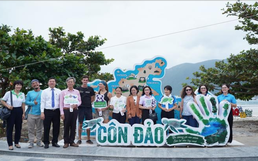Chung[-]tay[-]giảm[-]rác[-]thải[-]nhựa[-]tại[-]Côn[-]Đảo